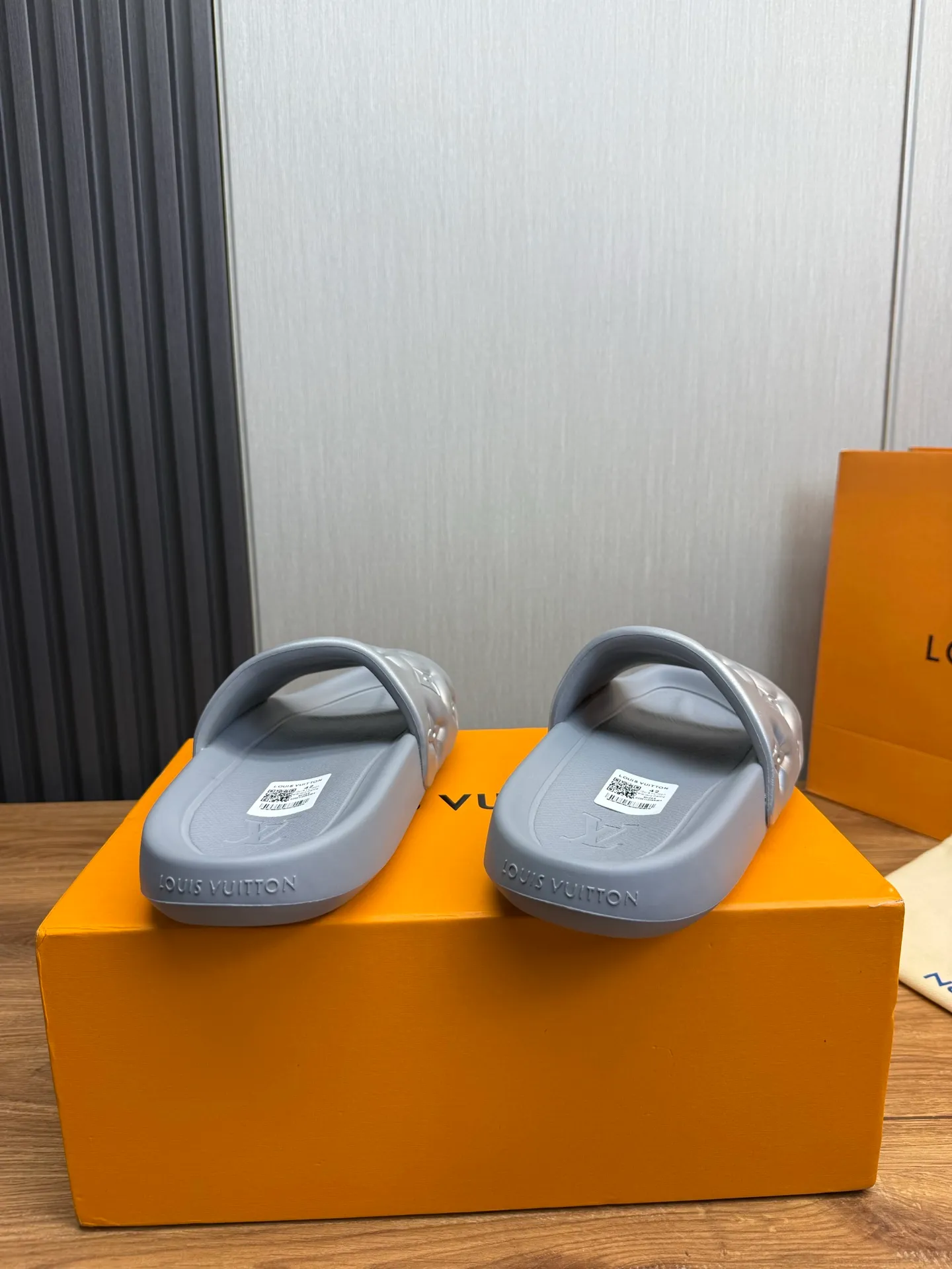Men's shoes 💰280💰 ▪️LV's popular Little Red Book popular slippers hot sale: 1 shipment✅ Super textured and comfortable slippers, original TPU outsole. Authentic counter box drawer box packaging 🎁Size 38-45